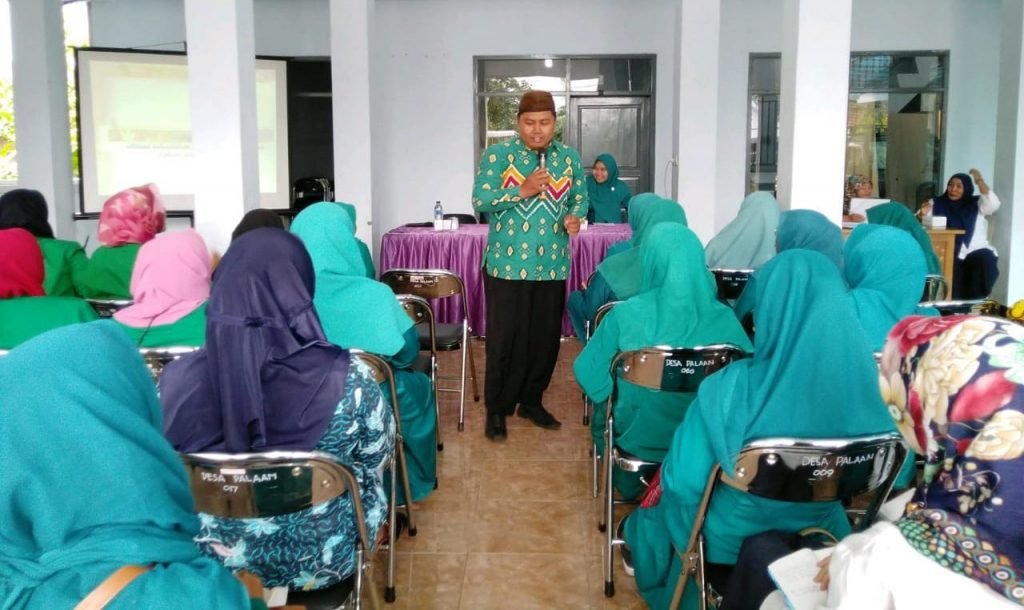 Mahasiswa KKN-T UNIRA Galakkan Sosialisasi Parenting Mahasiswa KKN UNIRA gelar diskusi parenting