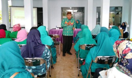 Mahasiswa KKN-T UNIRA Galakkan Sosialisasi Parenting Mahasiswa KKN UNIRA gelar diskusi parenting