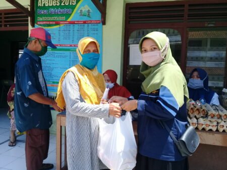 Mahasiswa KKN UIN Walisongo Andil dalam Penyaluran Bansos