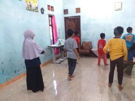 Peringati Hari Pahlawan, Mahasiswa KKN UIN Walisongo Beri Anak Pelatihan Seni Tari