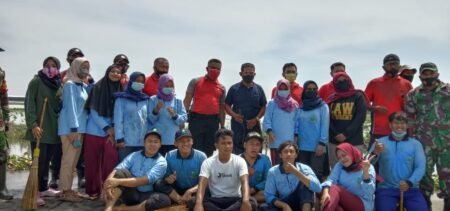Bersihkan Eceng Gondok, Mahasiswa UIN Walisongo Sukseskan Program PHBS