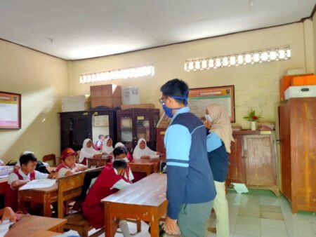 Atasi Rasa Bosan Siswa, Mahasiswa UIN Walisongo Adakan Bimbingan Belajar