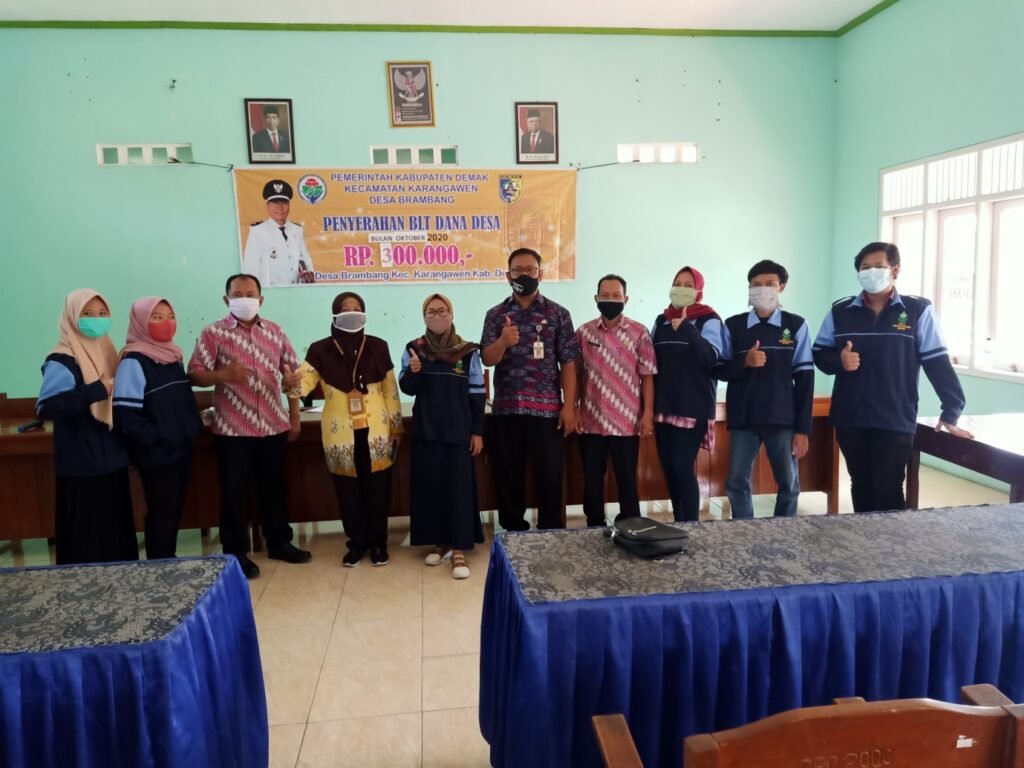 Mahasiswa KKN UIN Walisongo Bantu Pencairan Dana BLT