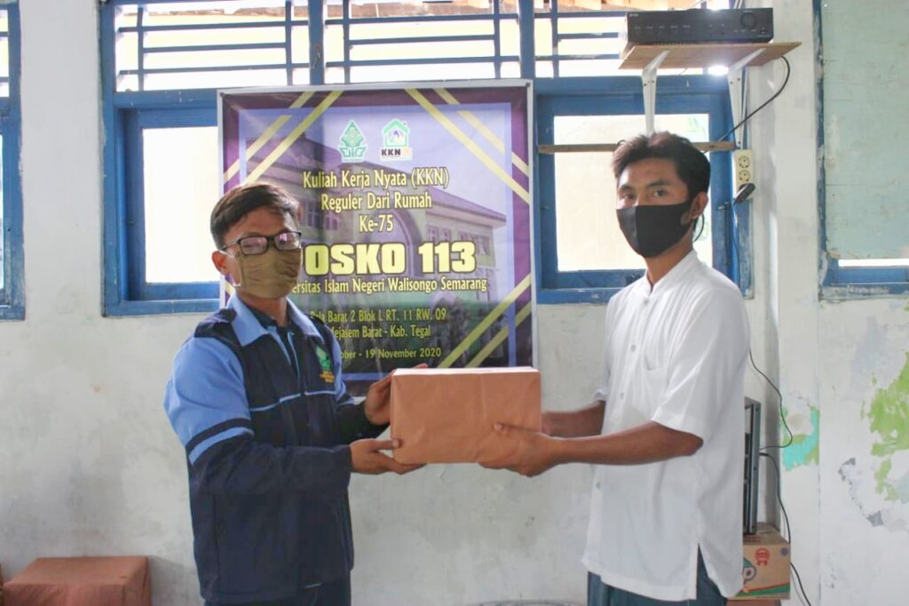 Mahasiswa KKN Posko 113 Salurkan Bantuan Sandang Pangan