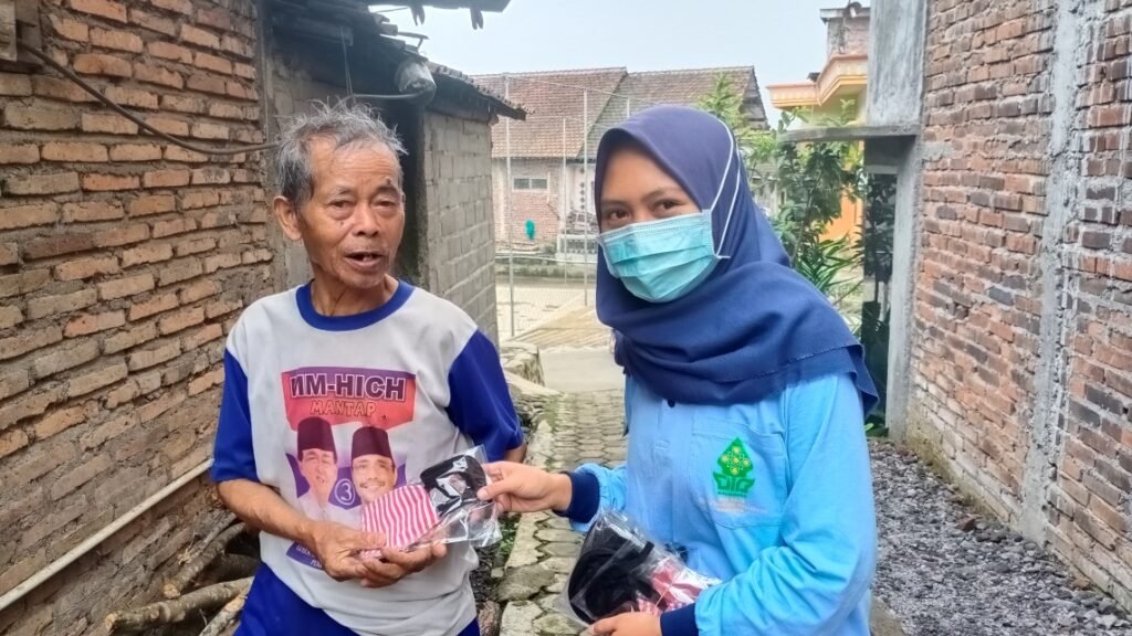 Cegah Covid-19, Mahasiswa KKN Membagikan Masker Kepada Warga