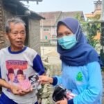 Cegah Covid-19, Mahasiswa KKN Membagikan Masker Kepada Warga