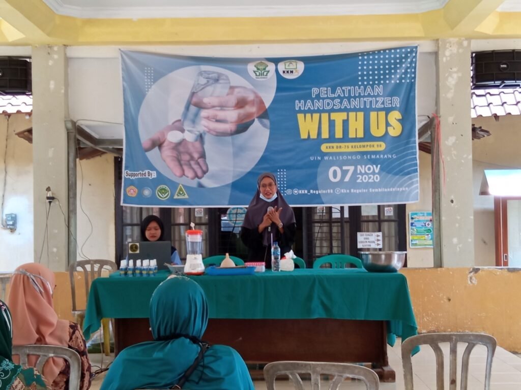 Peduli Masyarakat, Mahasiswa KKN UIN Walisongo Adakan Pelatihan Pembuatan Hand Sanitizer