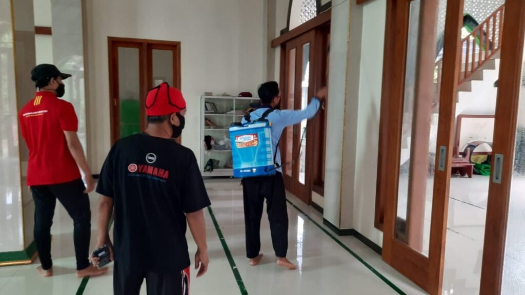 Cegah Covid-19, Mahasiswa KKN UIN Walisongo Lakukan Penyemprotan Disinfektan