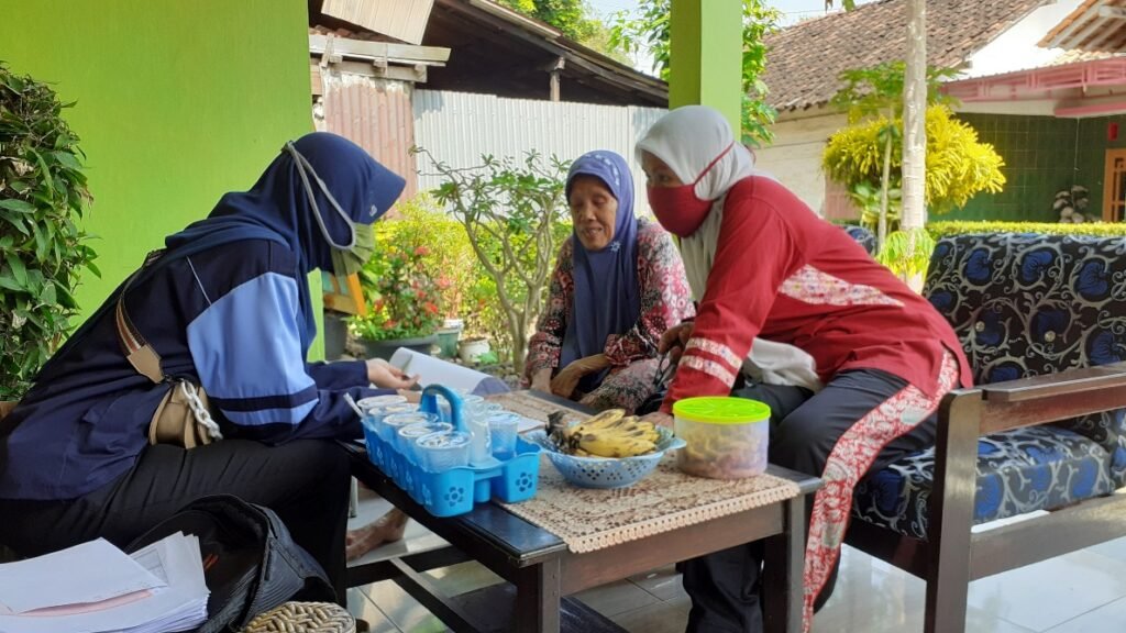 Mahasiswa KKN UIN Walisongo Andil Pendataan DTKS Door to Door