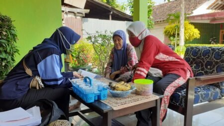 Mahasiswa KKN UIN Walisongo Andil Pendataan DTKS Door to Door