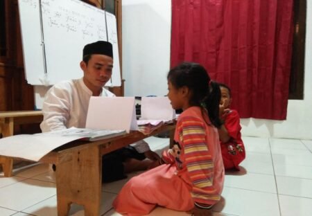 Mahasiswa KKN UIN Walisogo Lakukan Pendampingan Belajar Membaca