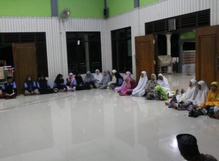 Menyambut Maulid Nabi, Mahasiswa KKN Mengajak Warga Gelar Diba’
