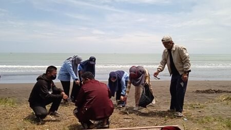 Peduli Lingkungan, Mahasiswa KKN UIN Walisongo Bersihkan Pantai Larangan