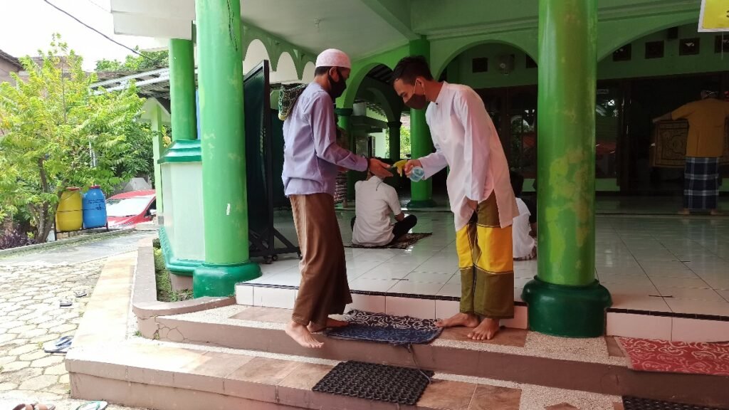 Lakukan Penyemprotan Hand Sanitizer, Mahasiswa KKN UIN Walisongo Tanamkan Jiwa Sehat