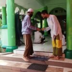Lakukan Penyemprotan Hand Sanitizer, Mahasiswa KKN UIN Walisongo Tanamkan Jiwa Sehat