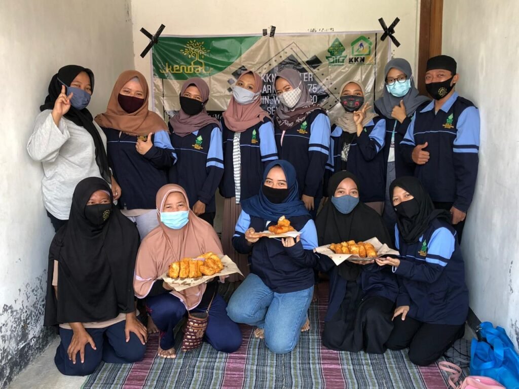Mahasiswa KKN UIN Walisongo Berikan Pelatihan Pembuatan Makanan dan Pemasarannya