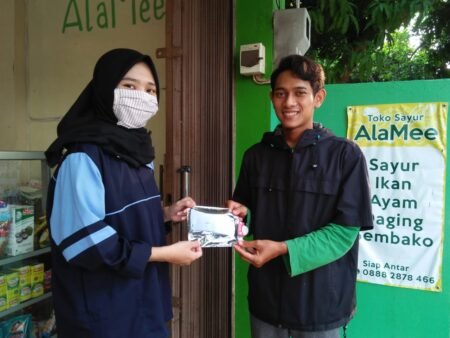 Pembagian Masker Kain Gratis oleh Mahasiswa KKN UIN Walisongo