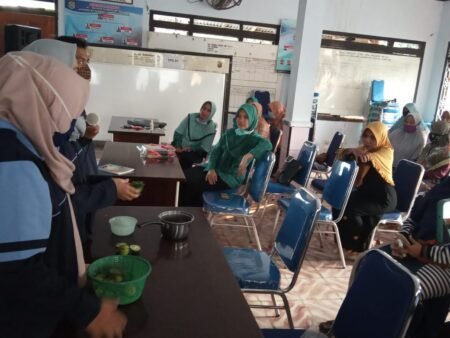 KKN UIN Walisongo Berikan Edukasi Pembuatan Hand Sanitizer Alami