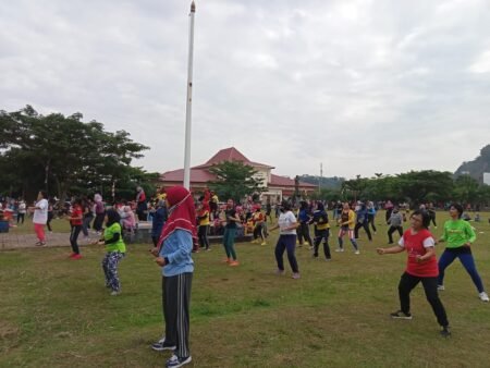 Peduli Kesehatan, Mahasiswa KKN melakukan senam sehat bersama warga