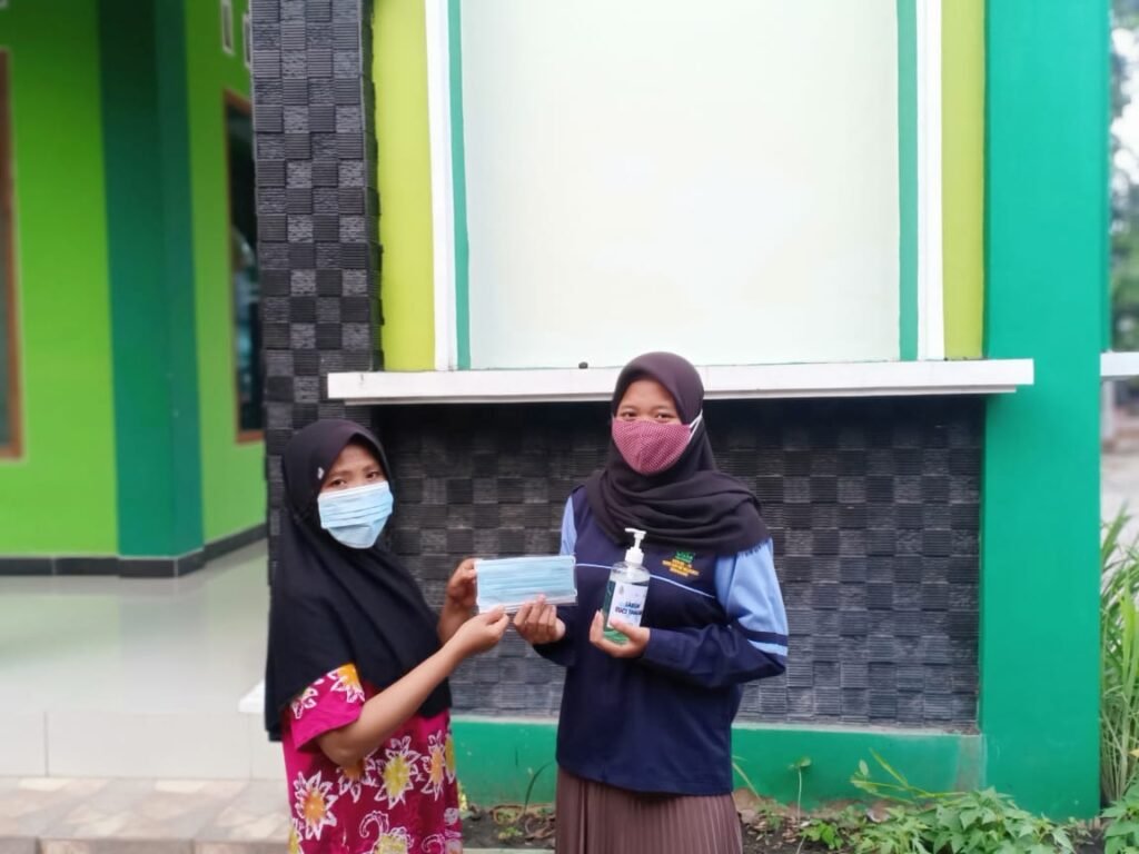 Kampanyekan Protokol Kesehatan, Mahasiswa KKN UIN Walisongo Bagikan Masker dan Sabun