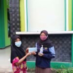 Kampanyekan Protokol Kesehatan, Mahasiswa KKN UIN Walisongo Bagikan Masker dan Sabun