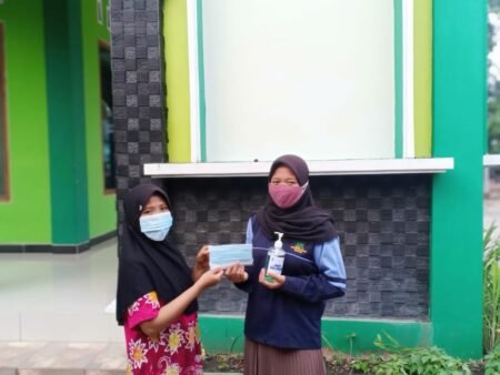 Kampanyekan Protokol Kesehatan, Mahasiswa KKN UIN Walisongo Bagikan Masker dan Sabun