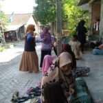 Warga Beraktivitas Tak Pakai Masker, Mahasiswa ini Bagikan Masker Gratis