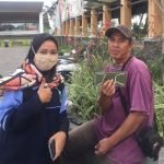 Hindari Penularan Covid-19, Mahasiswa KKN Berbagi Masker Gratis