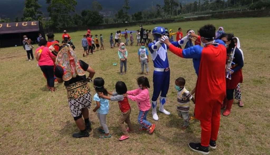 Protet Relawan Gunakan Kostum Super Hero Hibur Anak Pengungsi Gunung Merapi