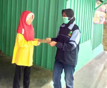 Mahasiswa KKN Lakukan Sosialisasi dan Pembagian Masker Gratis