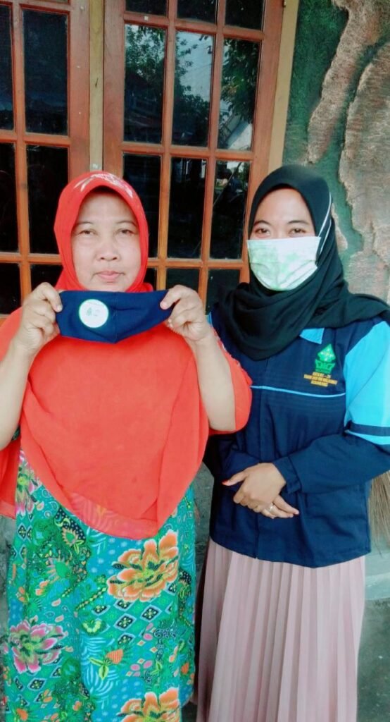 Mahasiswa KKN RDR 75 UIN Walisongo Bagikan Masker Gratis