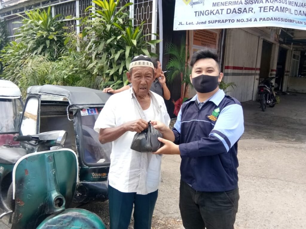 Mahasiswa UIN Walisongo Galakkan Aksi Sosial di Tengah Pandemi Mahasiswa KKN UIN Walisongo saat membagikan nasi bungkus dan air mineral kepada para pekerja jalanan