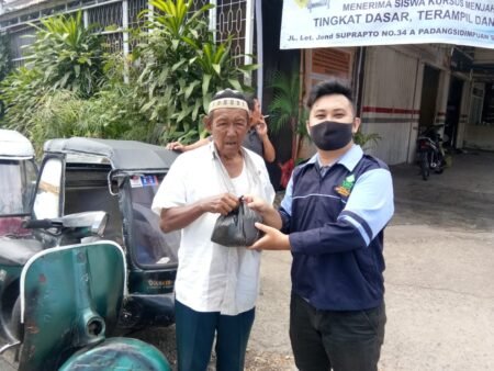 Mahasiswa UIN Walisongo Galakkan Aksi Sosial di Tengah Pandemi Mahasiswa KKN UIN Walisongo saat membagikan nasi bungkus dan air mineral kepada para pekerja jalanan