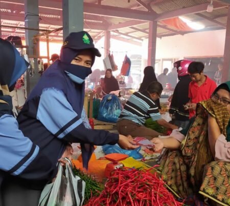 Cegah Covid-19, Mahasiswa KKN UIN Walisongo Bagikan Masker Gratis Mahasiswa KKN UIN Walisongo saat membagikan masker di pasar tradisional