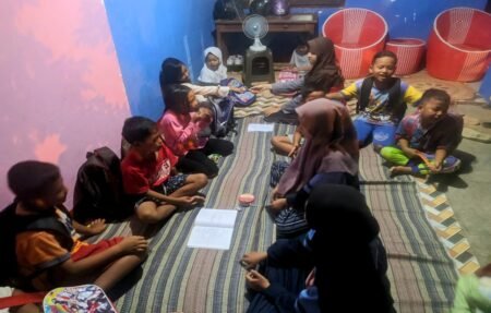 Dorong Semangat Siswa, Mahasiswa KKN UIN Walisongo Adakan Bimbingan Belajar Gratis Mahasiswa KKN UIN Walisongo saat memberikan bimbingan belajar gratis