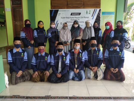 Mahasiswa UIN Walisongo Bantu Pengajaran di TPQ Al-Jihad Mahasiswa KKN UIN Walisongo foto bersama Ketua TPQ AL-Jihad