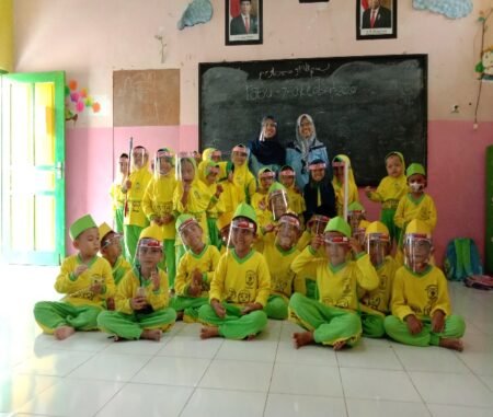 Peduli Kesehatan, Mahasiswa UIN Walisongo Buat Face Shield untuk Siswa Mahasiswa KKN UIN Walisongo foto bersama anak-anak RA Nurul Huda usai membuat face shield