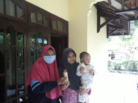 Mahasiswa ini Edukasi Warga Pembuatan Jamu Tradisional Mahasiswa KKN UIN Walisongo foto bersama warga usai pembuatan jamu tradisional
