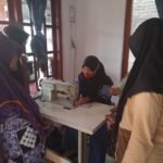 Tingkatkan Ekonomi, Mahasiswa KKN UIN Walisongo Beri Pelatihan Menjahit Masker
