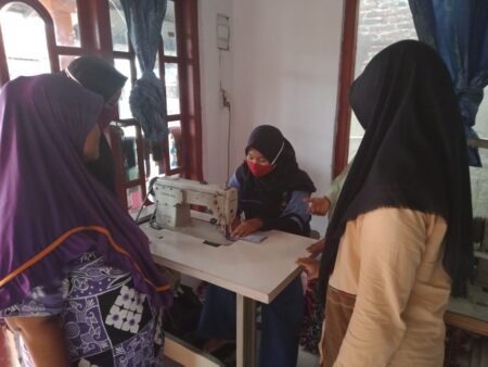 Tingkatkan Ekonomi, Mahasiswa KKN UIN Walisongo Beri Pelatihan Menjahit Masker Mahasiswa UIN Walisongo saat mengadakan pelatihan menjahit masker