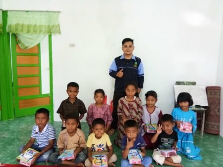 Genjot Semangat Siswa, Mahasiswa UIN Walisongo Gelar Bimbingan Belajar Mahasiswa KKN UIN Walisongo foto bersama usai bimbingan belajar