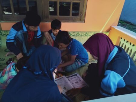 Mahasiswa KKN UIN Walisongo Gelar Bimbingan Belajar Gratis
