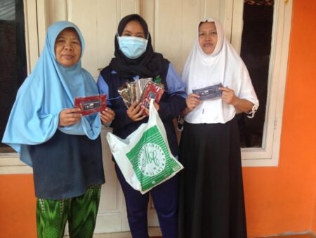 Cegah Covid-19, Mahasiswa UIN Walisongo Bagikan Masker Gratis