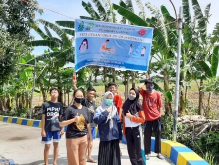 Gandeng Remaja Desa, Mahasiswa UIN Walisongo Pasang Spanduk PHBS Mahasiswa KKN Uin Walisongo