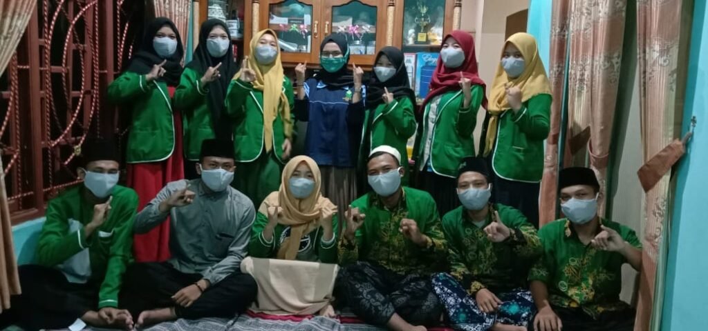 Mahasiswa KKN UIN Walisongo Edukasi Pemuda Lewat Pembagian Masker