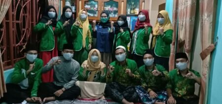 Mahasiswa KKN UIN Walisongo Edukasi Pemuda Lewat Pembagian Masker