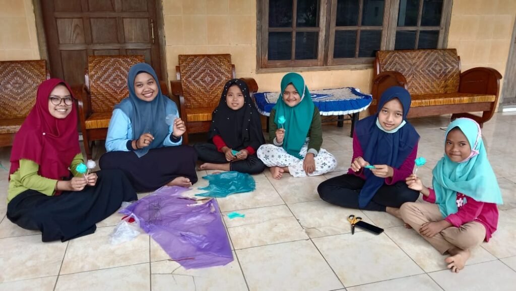 Kreatif, Mahasiswa KKN UIN Walisongo Buat Kerajinan dari Sampah Plastik
