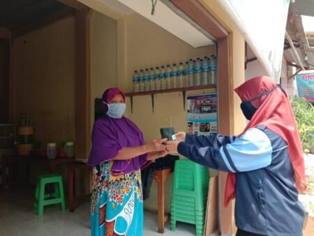 Antisipasi Krisis Pangan, Mahasiswa KKN UIN Walisongo Bagikan Bibit Sayur Gratis