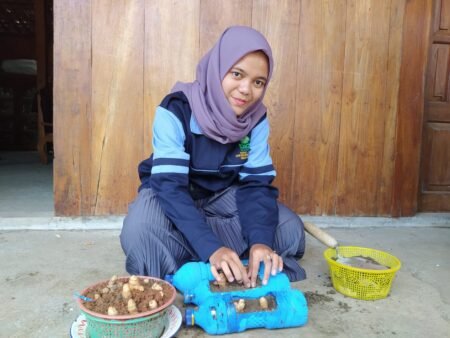 Manfaatkan Botol Bekas, Mahasiswa UIN Walisongo Buat Pot Tanaman Toga