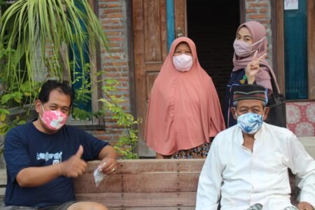 Mahasiswa UIN Walisongo Bagikan Masker Gratis